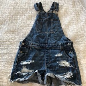 American Eagle distressed overalls / shortalls